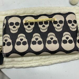 Betsey Johnson XO Zip Skull Printed Wristlet Wallet Black/White